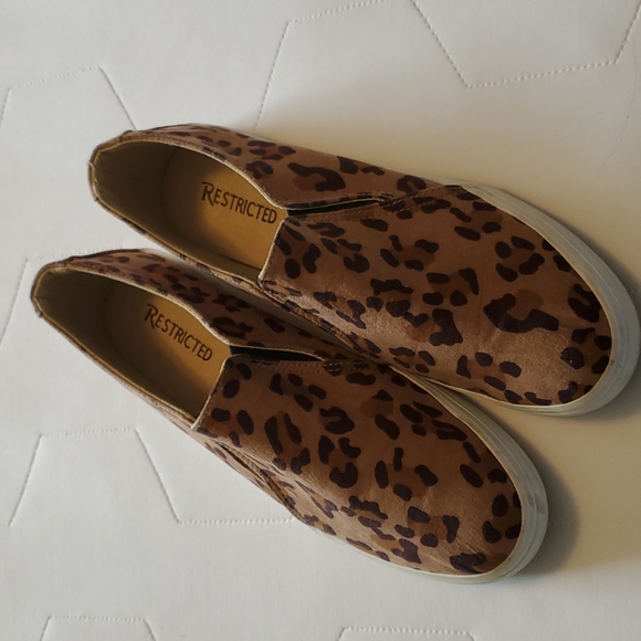 Cheetah print slip on runners, ladies size 9 - Picture 2 of 7